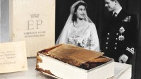 77年前英国女王婚礼蛋糕被中国买家拍下 约2.6万元
