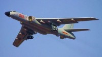 轰6k机舱门上挂着朴实无华的U型锁 网友：高端同款