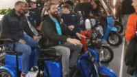 国产“三蹦子”在意大利车展火了！外国小伙纷纷驻足