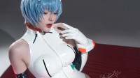乌克兰正妹COS《EVA》绫波丽 胶衣爆乳呼之欲出
