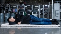 雷军真去车间拧螺丝：眯了一觉 SU7销量破10万了