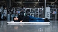 “雷军真去拧螺丝了”登热搜 网友：雷式幽默！