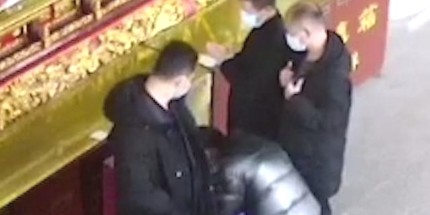 男子盗窃寺庙功德箱前不忘“拜一拜” 已被行政拘留