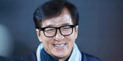 成龙呼吁大家到电影院看电影：在家事多不能真正看完