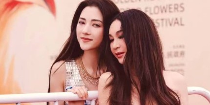 两代“妲己”同框!温碧霞晒与娜然红毯合影