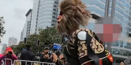 赛道最靓的仔！南京马拉松跑友扮“黑悟空”参赛