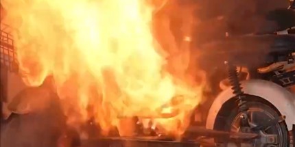 推电瓶车回家引发火灾致两邻居身亡！夫妇被判赔93万