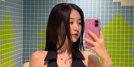 《剑星》体模申才恩日常美照：深蓝条纹裙魅力十足