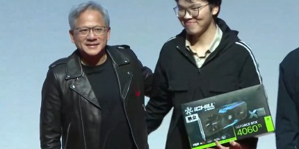 黄仁勋荣获大学荣誉博士！亲自送10张4060 Ti显卡