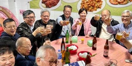 黄仁勋现身香港大排档：盛赞港科大为中国的MIT