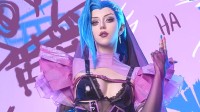 波兰正妹COS《LOL》金克斯 狂野婚纱装吊带破洞袜