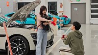 11月最后一台小米SU7交付：男生现场向女友浪漫求婚