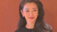 51岁李冰冰黑色紧身长裙出席活动 气质优雅状态极佳