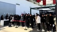特斯拉合肥一门店排队刷卡买车：首付5.6万就能开走