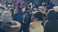 大冰免费发羽绒服疑被转卖 网友：不乏穿名牌的人插队