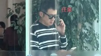 51岁任泉罕见现身 年轻时尚派头十足