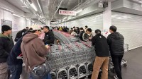 便宜1700元！苏州顾客排队20小时抢购低价苹果手机