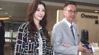 54岁李嘉欣罕见现身 妆容精致状态超好