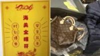 玩玄学的？两旅客揣着