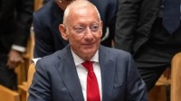 时尚界亿万富翁摔落150米悬崖身亡 儿子当场目睹