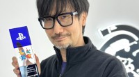 小岛秀夫晒30周年PS纪念奖杯 面带微笑：非常感谢！