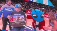 NBA球队假装送给小球迷一台PS5：摆拍完又收回去了