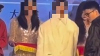 高校十佳歌手大赛亚军怒摔奖杯 疑因评奖环节不合理
