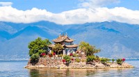 老人在大理古城门上撒钱引人捡拾 当地称系行为过激