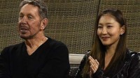 80岁顶级富豪再婚娶33岁华裔妻子 引全球瓜友热议