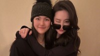 刘亦菲搂王诗龄合影 对着镜头wink 网友:羡慕说累了