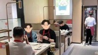 火锅店称晚10点后一半是韩国人 但没传说那么爱西瓜