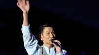 刘德华演唱会再现险情：又一次差点从3米高台摔下