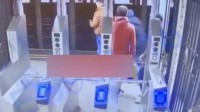 纽约男子等地铁时被人一把推下铁轨 列车迎面而来