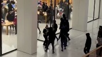 英国苹果店光天化日遭抢：青少年组队 路人四散奔逃