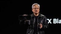 黄仁勋展示RTX 5090显卡外观！你喜欢它的设计吗？