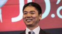 刘强东再次回村发钱！自己小学老师每人发10万现金