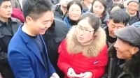刘强东给乡亲们发了1500万 给乡亲们发钱运钞车到场