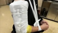 俩小伙挑战与机器人“掰手腕” 结果当场双双骨折