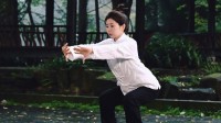 福原爱在青城山化身功夫大师？穿着高跟鞋压马步