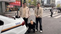 50多岁男子偷女装给自己穿：好看 质量也好