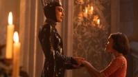 《白雪公主》发剧照 网友：这版是公主嫉妒皇后美貌？