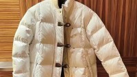 4.5万买的羽绒服穿4天就起毛 门店：顾客穿着不当