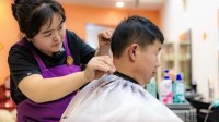 理发师晓华成为春晚特邀发型师 想给尼格买提做发型