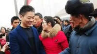 刘强东老师收到10万后进行捐赠：为贫困学生买书包