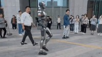 国产人形机器人街边溜达爆火海外：售价15万元左右