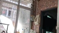 租房采光不好女子用反光板引光入室：心情也明亮了