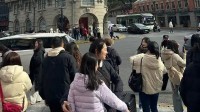 大学生谈兼职给韩国人拍照：会摆姿势还爱还价