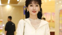 71岁赵雅芝亮相状态超好 九个卫视春晚都请赵雅芝
