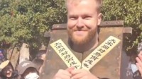 外国小伙体验中国版cosplay 被游街示众感觉还挺美