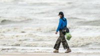 汤唯带8岁女儿海边度假 晒家人近照松弛感满满